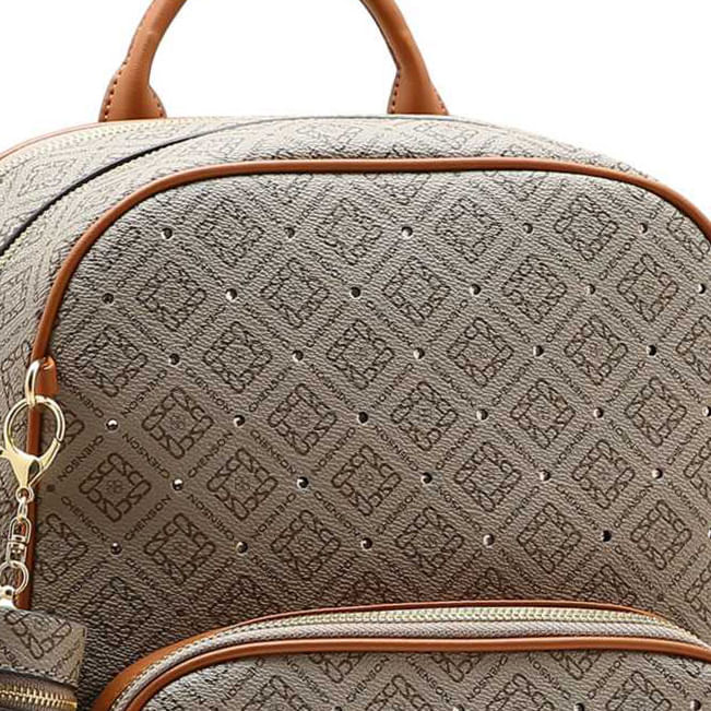 Close frontal superior da mochila Chenson Monograma Luxo bege com estampa monogramada